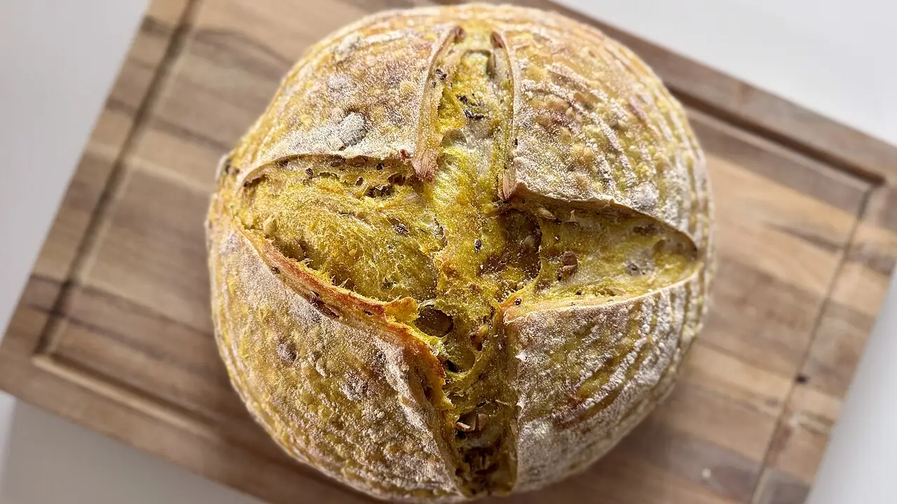 Sauerteigbrot mit kräftiger Kruste